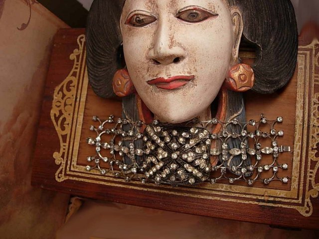 ANtique Paste Bracelet Fit for a Queen