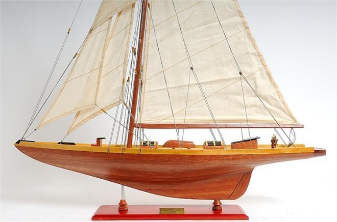 Model Yacht Shamrock Mid Section Wood Base