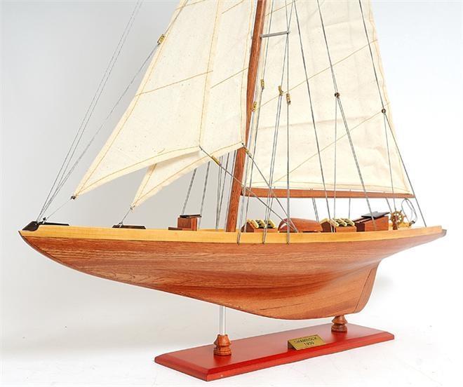 Model Yacht Shamrock Mid Section Wood Base