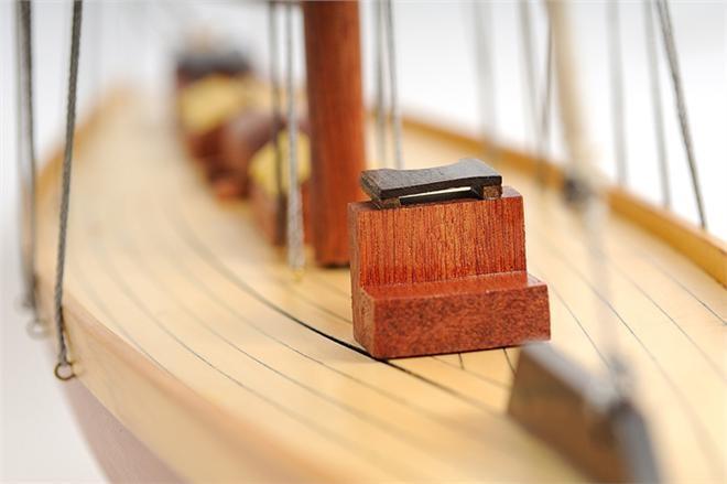 Model Yacht Shamrock Mid Section Wood Base