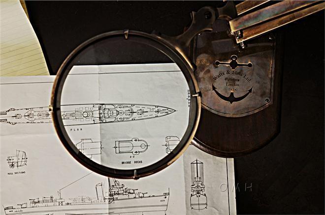 Magnifying Glass Shiny Black Brass Wooden