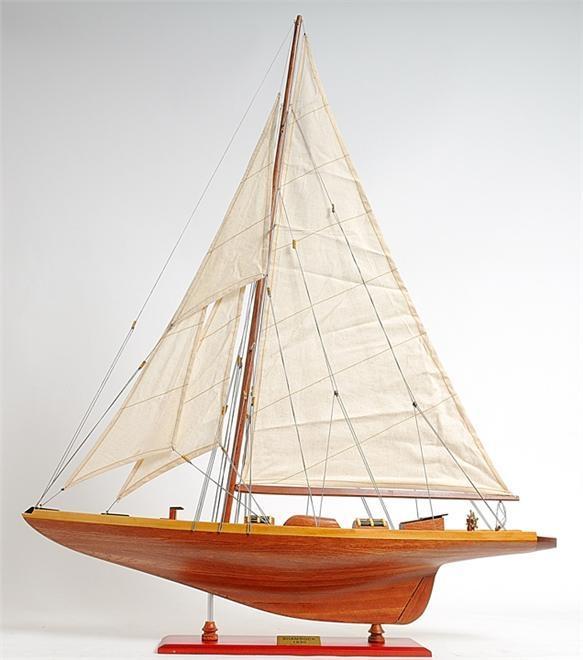 Model Yacht Shamrock Mid Section Wood Base