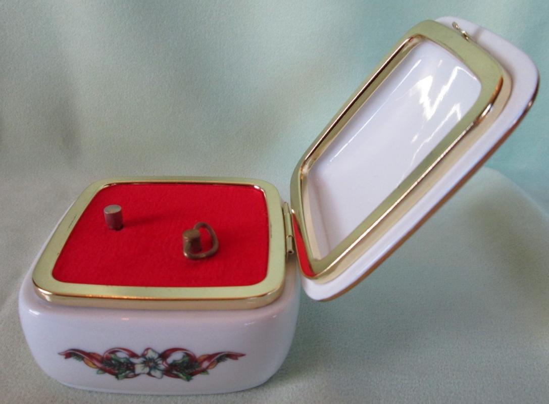Music Box Cardinals Joy To The World