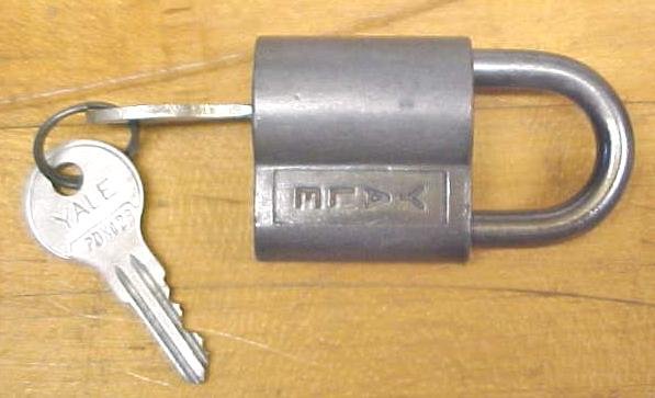 Yale Padlock w/2 Keys Antique
