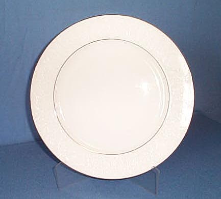 Crown Victoria Lovelace dinner plate