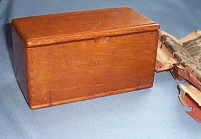 Singer finger-jointed oak box with sewing machine attachments
