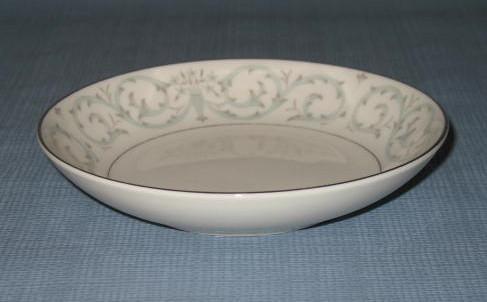 Mikasa Gramercy berry bowl