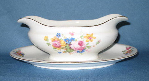 T K Thun Bohemia THU 166 gravy boat with attached underplate