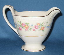 T K Thun Bohemia THU 166 creamer
