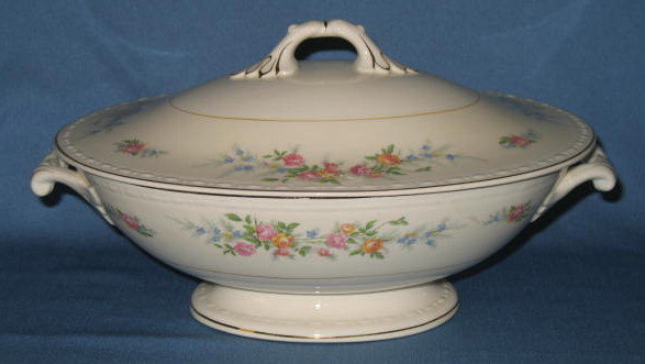 Homer Laughlin Georgian Eggshell Cashmere oval covered vegetable dish