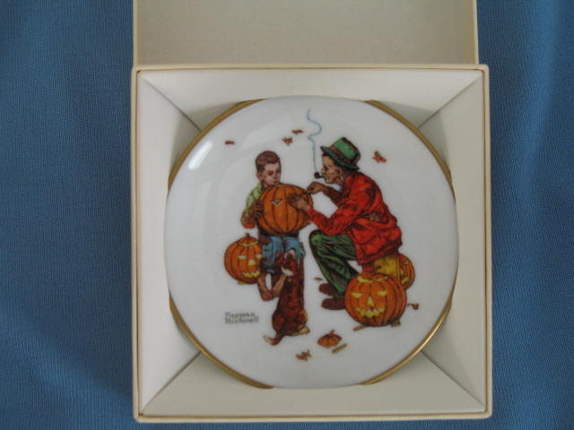 Norman Rockwell Four Seasons Miniature Plate #518: Ghostly Gourds
