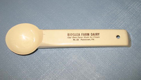 Ridglea Farm Dairy plastic ice cream scoop