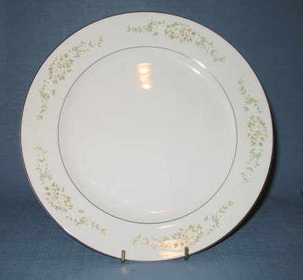 Fine China of Japan Lady Carolyn dinner plate