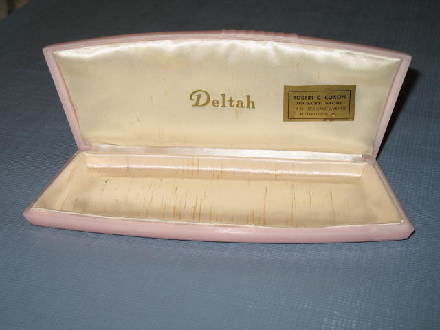 Deltah pink plastic jewelry case