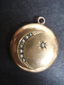 Charming Victorian Gold Locket - Seed Pearls - Round