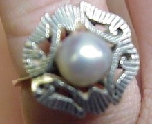 Older LADIES SILVER & GREY PEARL RING
