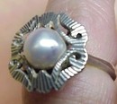 Older LADIES SILVER & GREY PEARL RING