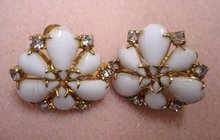 Gorgeous Vintage Milk Glass Earrings Screw Back Style Style