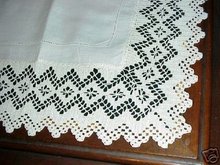 LOVELY VICTORIAN WIDE LACE/LINEN CENTERPIECE