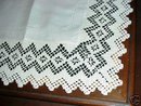LOVELY VICTORIAN WIDE LACE/LINEN CENTERPIECE