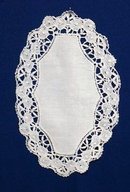 LOVELY ANTIQUE BOBBIN LACE OVAL DOILY