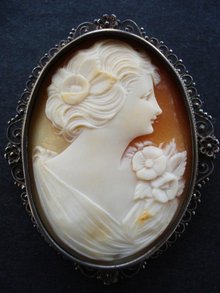 SUPERB LARGE CAMEO-BROOCH/PENDANT SIGNED