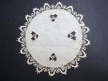 PRETTY TINY HEARTS LACE/ EMBROIDERY - DOILY