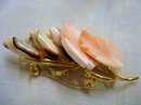 CHARMING SHELL / CORAL VINTAGE BROOCH