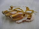 CHARMING SHELL / CORAL VINTAGE BROOCH