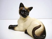 BESWICK FIGURINE - CHARMING YOUNG CAT