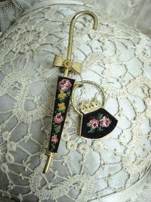 LOVELY UNIQUE GOLD TONE BROOCH - PETIT POINT