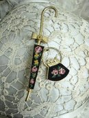 LOVELY UNIQUE GOLD TONE BROOCH - PETIT POINT