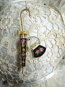 LOVELY UNIQUE GOLD TONE BROOCH - PETIT POINT