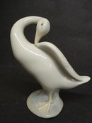 LOVELY LLADRO FIGURE - GOOSE PREENING