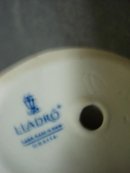 LOVELY LLADRO FIGURE - GOOSE PREENING