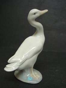 LOVELY LLADRO FIGURE - WHITE GOOSE