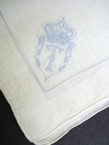 VINTAGE EMBROIDERED HANKIE MONOGRAM *T*