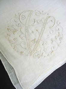 VINTAGE HANKIE EMBROIDERY MONOGRAM *V*