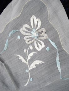 HANKIE - SILK EMBROIDERY - WHITE FLOWER