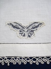 ANTIQUE WHITE TOWEL - TATTING LACE BORDER