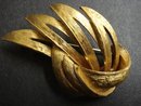 40's SIGNED CORO LARGE GOLD TONE BROOCH