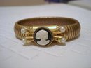30's GOLD TONE STRETCHY CAMEO BRACELET