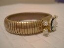 30's GOLD TONE STRETCHY CAMEO BRACELET