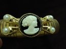 30's GOLD TONE STRETCHY CAMEO BRACELET