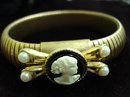 30's GOLD TONE STRETCHY CAMEO BRACELET