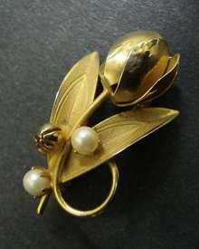 LOVELY FIGURAL BROOCH - GOLDEN TULIP