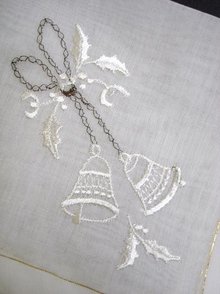 PRETTY VINTAGE EMBROIDERED HANKIE