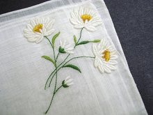 HANKIE - EMBROIDERY & APPLIQUE - DAISIES
