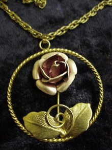 LOVELY VINTAGE FLORAL PENDANT & CHAIN