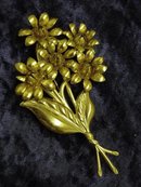 LARGE ANTIQUE GOLD TONE FLORAL BROOCH